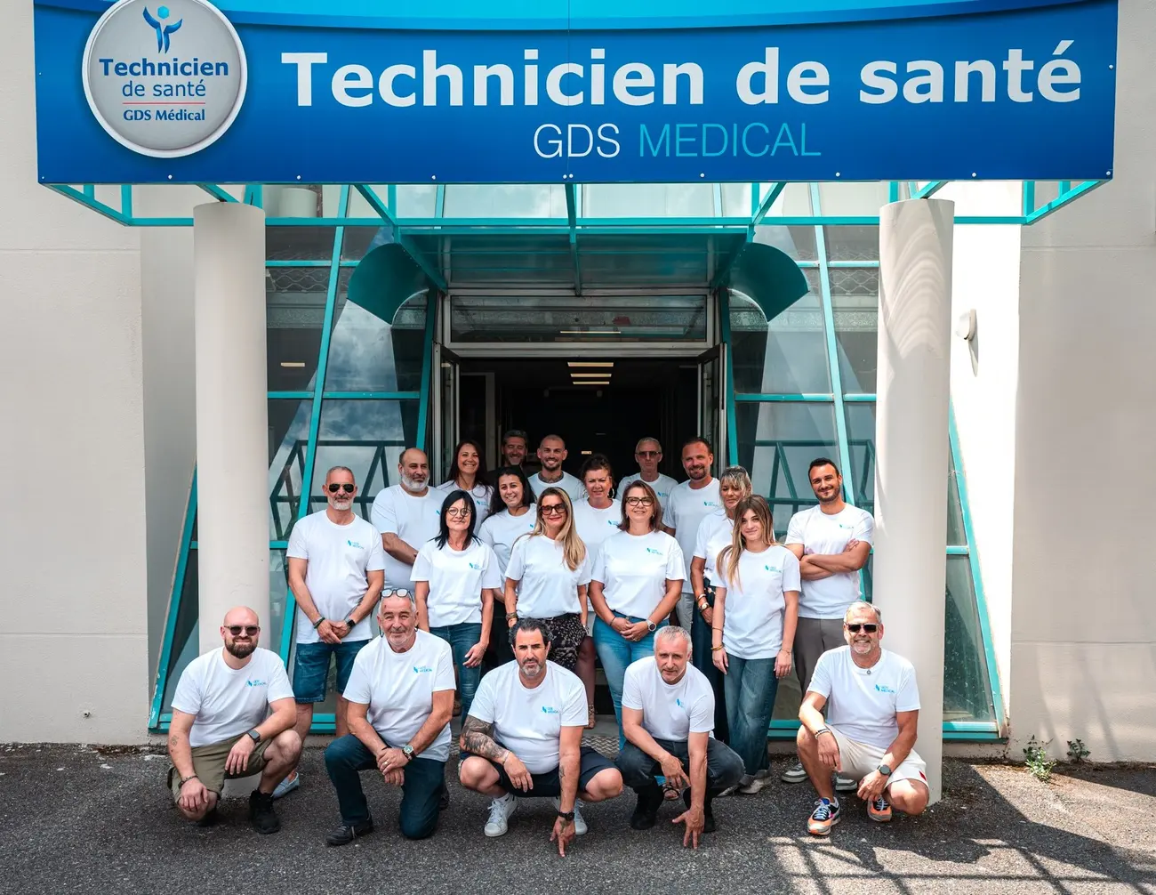 Équipe GDS Medical devant le showroom d'Aubagne